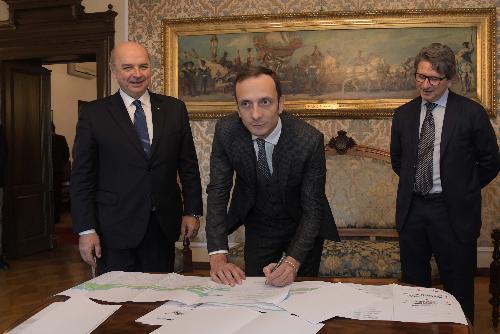 Il governatore del Friuli Venezia Giulia, Massimiliano Fedriga, il sindaco di Trieste, Roberto Dipiazza, e il presidente dell'Autorità di sistema portuale del mare Adriatico orientale, Zeno D'Agostino, alla firma del documento d'avvio dell'iter che porterà nelle primavera del 2020 alla definizione dell'Accordo di programma per la riqualificazione e lo sviluppo del Porto vecchio di Trieste.